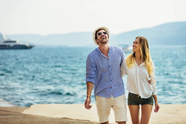 Paar Liefde Genieten Van Zomer Tijd Door Zee — Stockfoto