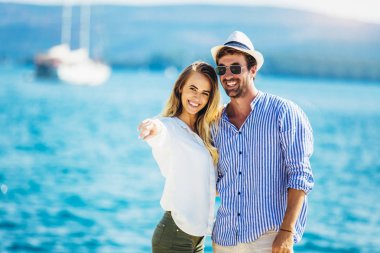 Denizin kenarında yaz zaman zevk aşk, Çift.