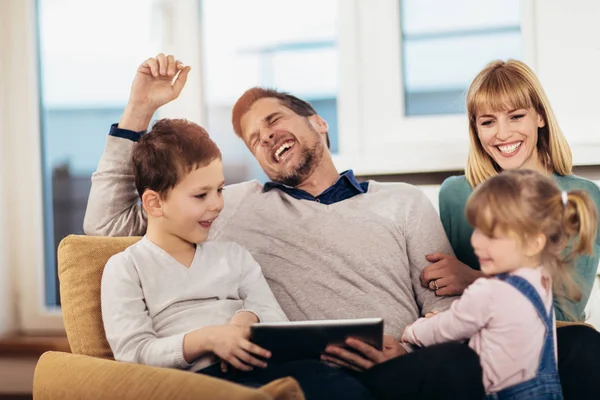 Retrato Familia Feliz Jugando Con Tableta Casa Divertirse Enfoque Selectivo — Foto de Stock