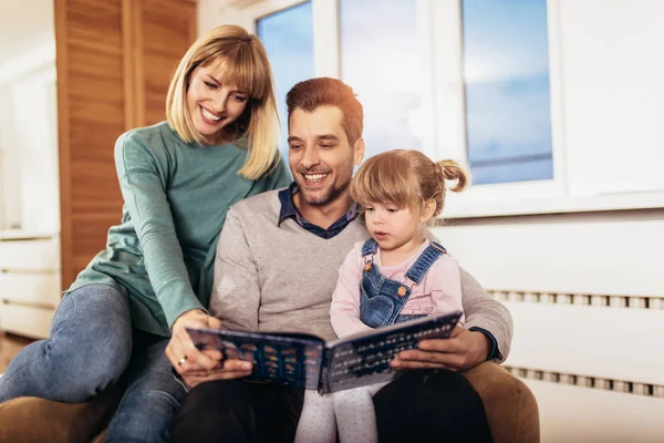 Glückliche Familie Liest Buch Hause Selektiver Fokus — Stockfoto