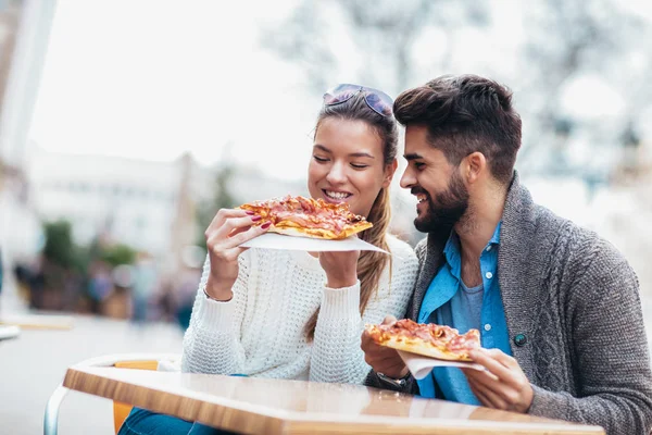 Couple Eating Pizza Outdoors Smiling Sharing Pizza Outdoor Cafe — Stock Photo, Image
