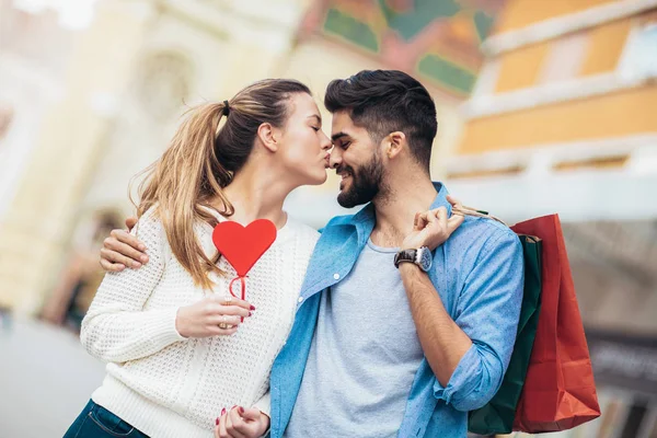 Casal Feliz Compras Juntos Para Dia Valetine Divertindo — Fotografia de Stock