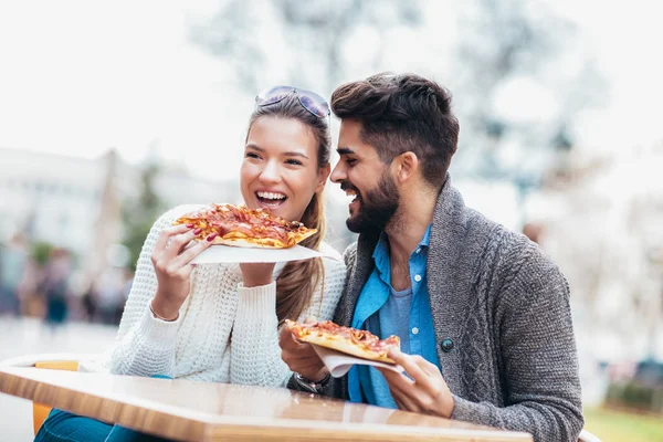 Ζευγάρι Τρώει Πίτσα Εξωτερικούς Χώρους Και Χαμογελαστό Μοιράζονται Πίτσα Ένα — Φωτογραφία Αρχείου