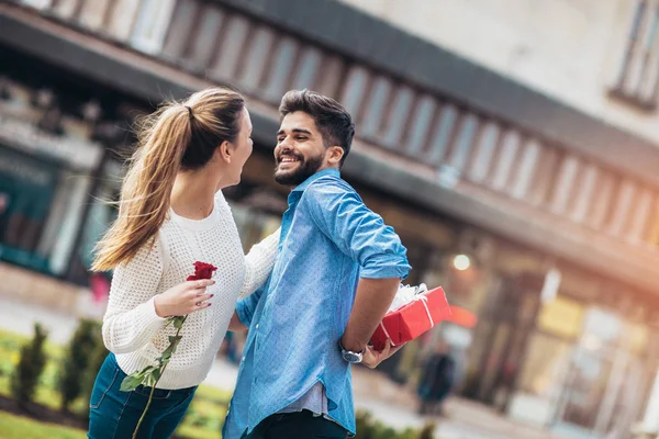 バレンタインデーのための女性に花とギフト ボックスを与える男のロマン — ストック写真