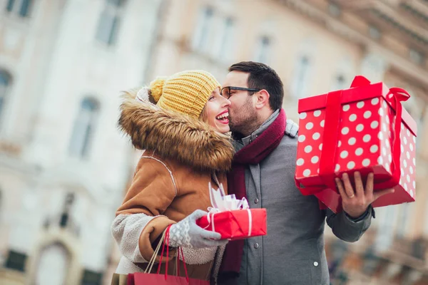 Jovem Casal Vestido Com Roupas Inverno Segurando Caixas Presente Livre — Fotografia de Stock