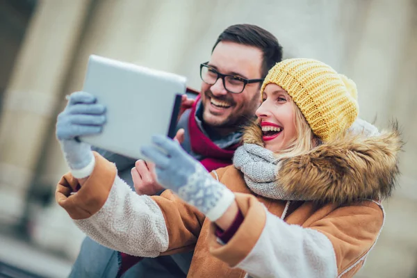 Stilig Unga Paret Tar Selfie Med Tablett Utomhus Kärlek Och — Stockfoto