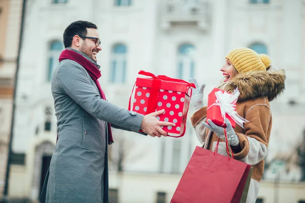 Jong Koppel Gekleed Winter Kleding Geschenkdozen Buiten Bedrijf — Stockfoto