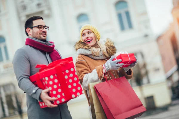 Jovem Casal Vestido Com Roupas Inverno Segurando Caixas Presente Livre — Fotografia de Stock