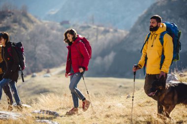 Grup bir dağda sonbahar gününde yürüyüş yürüyüşçü 