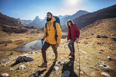 Grup bir dağda sonbahar gününde yürüyüş yürüyüşçü 