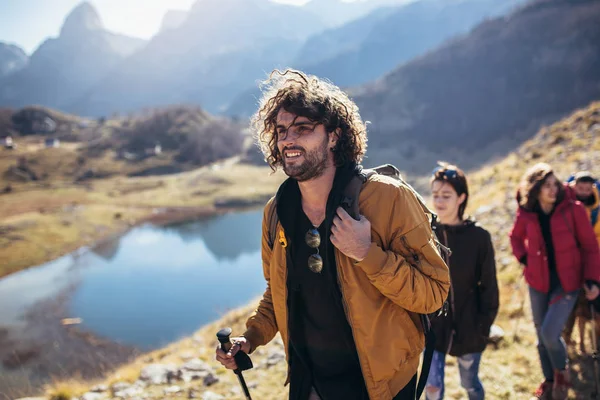 Grupo Caminhantes Caminhando Uma Montanha Dia Outono — Fotografia de Stock