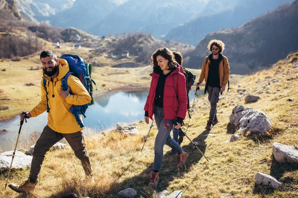Grup bir dağda sonbahar gününde yürüyüş yürüyüşçü 