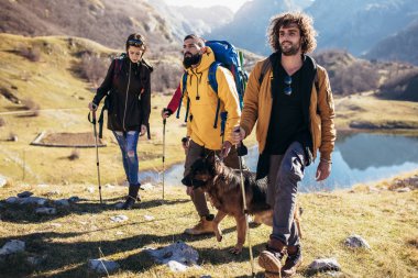 Grup bir dağda sonbahar gününde yürüyüş yürüyüşçü 