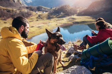 Grup bir dağda sonbahar gününde yürüyüş yürüyüşçü 