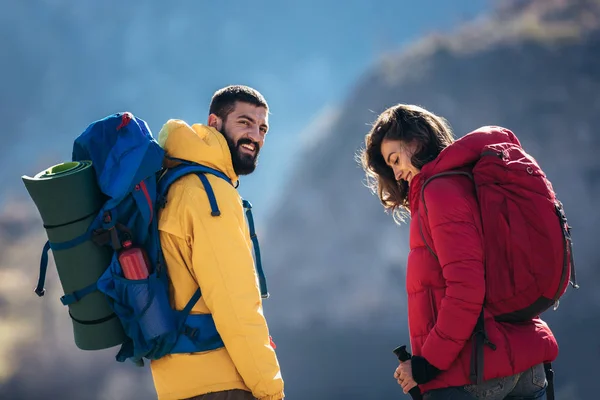 Grupo Excursionistas Caminando Una Montaña Día Otoño — Foto de Stock