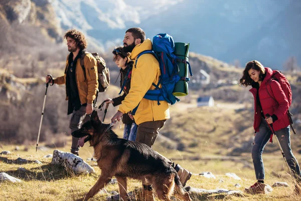 Grupo Excursionistas Caminando Una Montaña Día Otoño —  Fotos de Stock