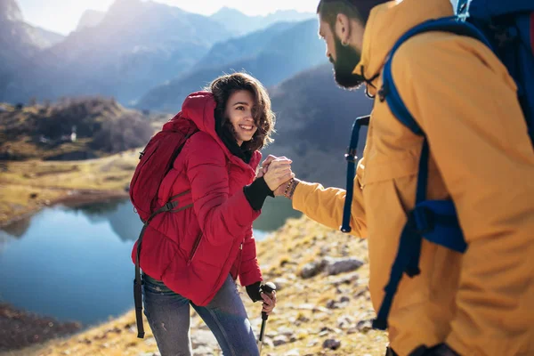 Mano Ayuda Mujer Excursionista Conseguir Ayuda Caminata Feliz Superación Obstáculos —  Fotos de Stock