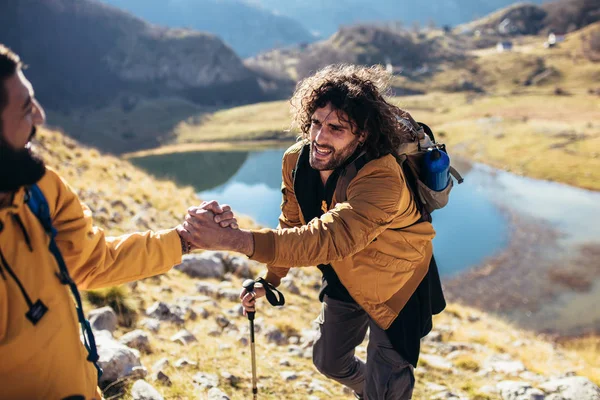 Mano Ayuda Hombre Excursionista Conseguir Ayuda Caminata Feliz Superación Obstáculos — Foto de Stock