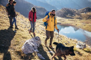 Grup bir dağda sonbahar gününde yürüyüş yürüyüşçü 