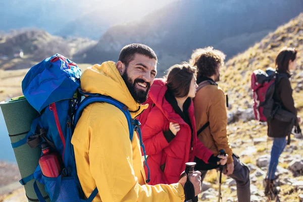 Grupo Excursionistas Caminando Una Montaña Día Otoño — Foto de Stock