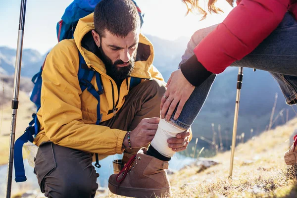 Una Donna Slogata Caviglia Durante Trekking Sua Amica Usa Kit — Foto Stock