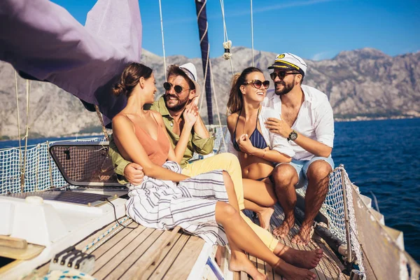 Amigos Sonrientes Navegando Yate Concepto Vacaciones Viajes Mar Amistad Personas — Foto de Stock