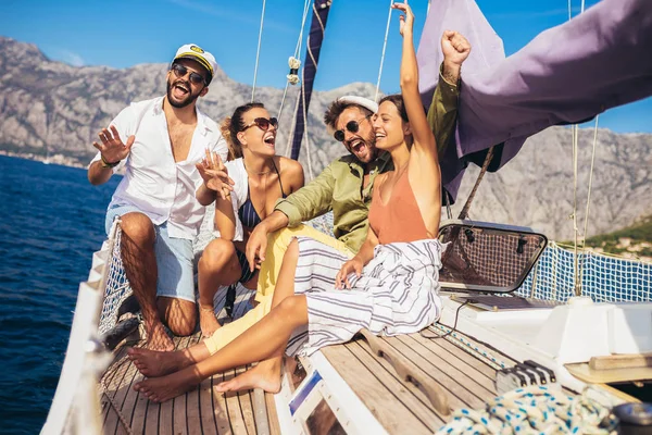 Amigos Sorridentes Navegando Iate Férias Viagens Mar Amizade Conceito Pessoas — Fotografia de Stock