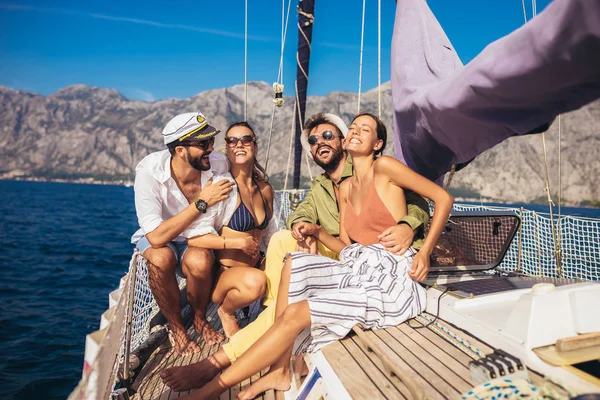 Lachende Vrienden Zeilen Jacht Vakantie Reizen Zee Vriendschap Mensen Concept — Stockfoto