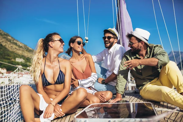 Amigos Sonrientes Navegando Yate Concepto Vacaciones Viajes Mar Amistad Personas —  Fotos de Stock