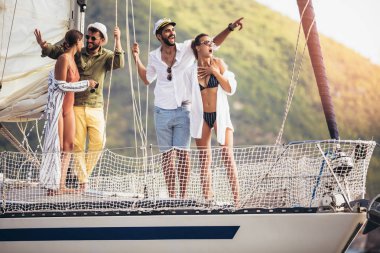 Yelkenli Yat üzerinde arkadaşları gülümseyerek. Tatil, seyahat, deniz, dostluk ve insanlar kavramı