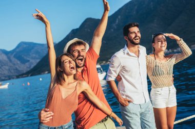 Bir turistik deniz tatil tekne ile liman tarafından arka planda yürüyen arkadaşlar