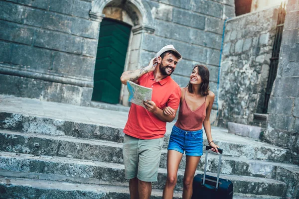 Viajando Par Turistas Caminando Por Casco Antiguo Vacaciones Verano Vacaciones — Foto de Stock