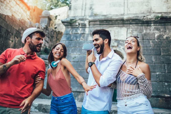 Tineri Turiști Fericiți Vizitarea Obiectivelor Turistice Din Oraș Distrează Ascultând — Fotografie, imagine de stoc