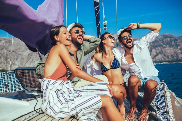 Amigos Sorridentes Navegando Iate Férias Viagens Mar Amizade Conceito Pessoas — Fotografia de Stock