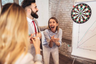 İş adamları takım eğitim semineri, bina takım sırasında egzersiz yapma Dart oynamak