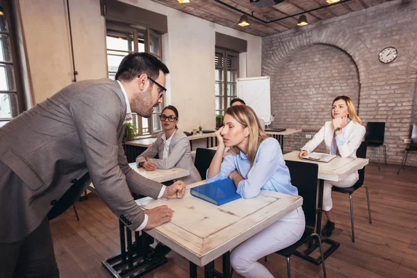 Jeune Conférencier Adressant Aux Accompagnateurs Cours Affaires Pendant Séminaire — Photo