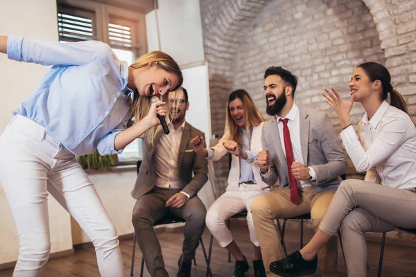 Gente Negocios Haciendo Ejercicio Entrenamiento Equipo Durante Seminario Team Building — Foto de Stock