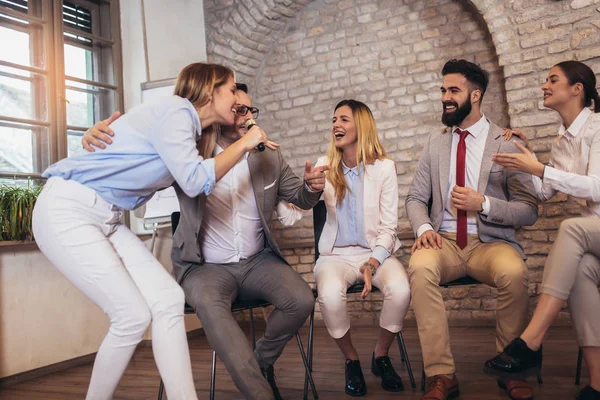 Gli Uomini Affari Fanno Esercizio Formazione Squadra Durante Seminario Team — Foto Stock