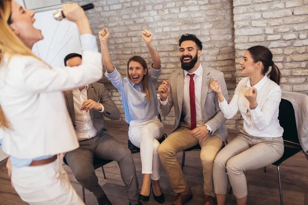 Geschäftsleute Machen Teamtraining Während Des Teambuilding Seminars Und Singen Karaoke — Stockfoto