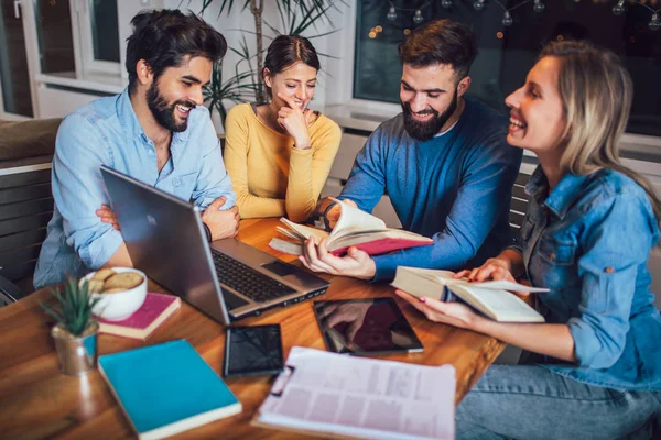 Grupo Estudiantes Estudian Casa Aprender Prepararse Para Examen Universitario — Foto de Stock