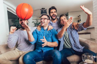 Mutlu arkadaş ya da basketbol tv ve evde zaferini kutluyor izlerken Basketbol oyunu hayranları. Dostluk, spor ve eğlence kavramı.