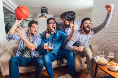 Mutlu arkadaş ya da basketbol tv ve evde zaferini kutluyor izlerken Basketbol oyunu hayranları. Dostluk, spor ve eğlence kavramı.