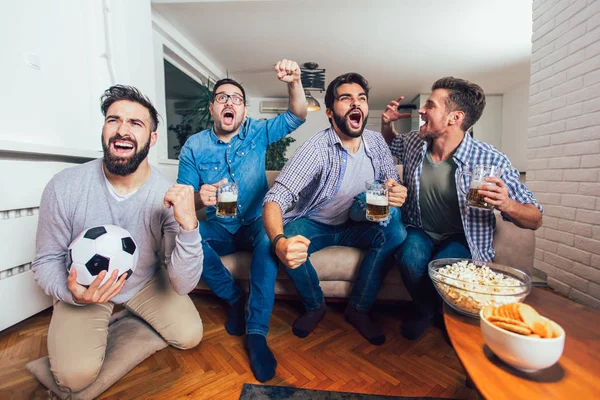 Männer Die Hause Gemeinsam Sport Fernsehen Verfolgen Schreien Fröhlich Gruppe — Stockfoto