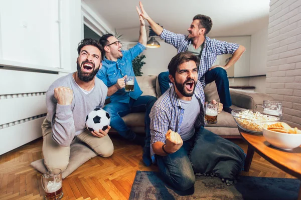 Hombres Viendo Deporte Televisión Juntos Casa Gritando Alegres Grupo Amigos —  Fotos de Stock