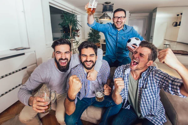 Männer Die Hause Gemeinsam Sport Fernsehen Verfolgen Schreien Fröhlich Gruppe — Stockfoto