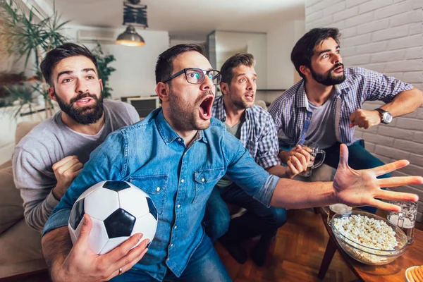 Hombres Viendo Deporte Televisión Juntos Casa Gritando Alegres Grupo Amigos —  Fotos de Stock