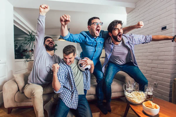 Hombres Viendo Deporte Televisión Juntos Casa Gritando Alegres Grupo Amigos —  Fotos de Stock