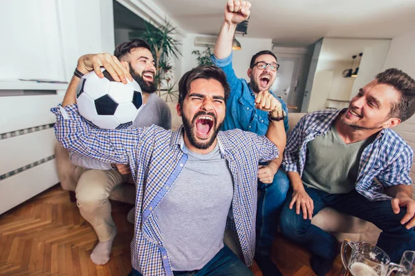 Hombres Viendo Deporte Televisión Juntos Casa Gritando Alegres Grupo Amigos —  Fotos de Stock