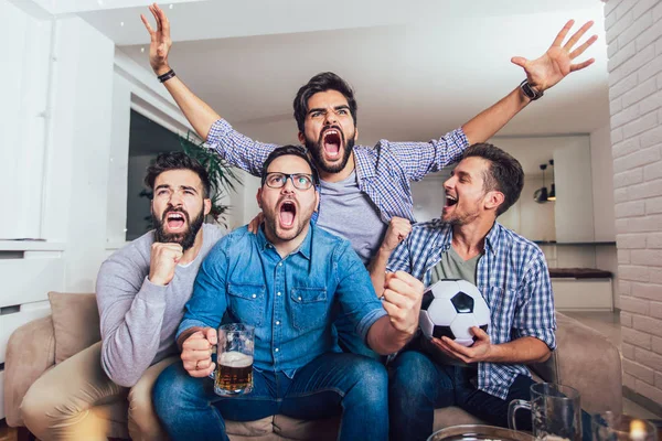Férfiak Együtt Nézik Sportot Tévében Vidáman Sikoltoznak Baráti Társaság Kanapén — Stock Fotó