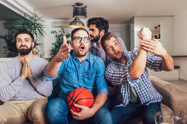 Happy Vrienden Basketbal Fans Kijken Basketbalspel Het Vieren Van Overwinning — Stockfoto